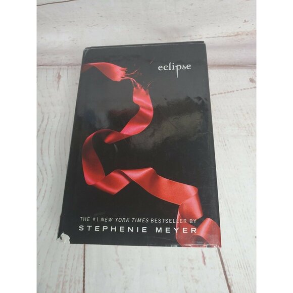 4 Twilight Saga Series Set: 1-4 Twilight, New Moon, Eclipse,Breaking Dawn Books - Picture 4 of 12